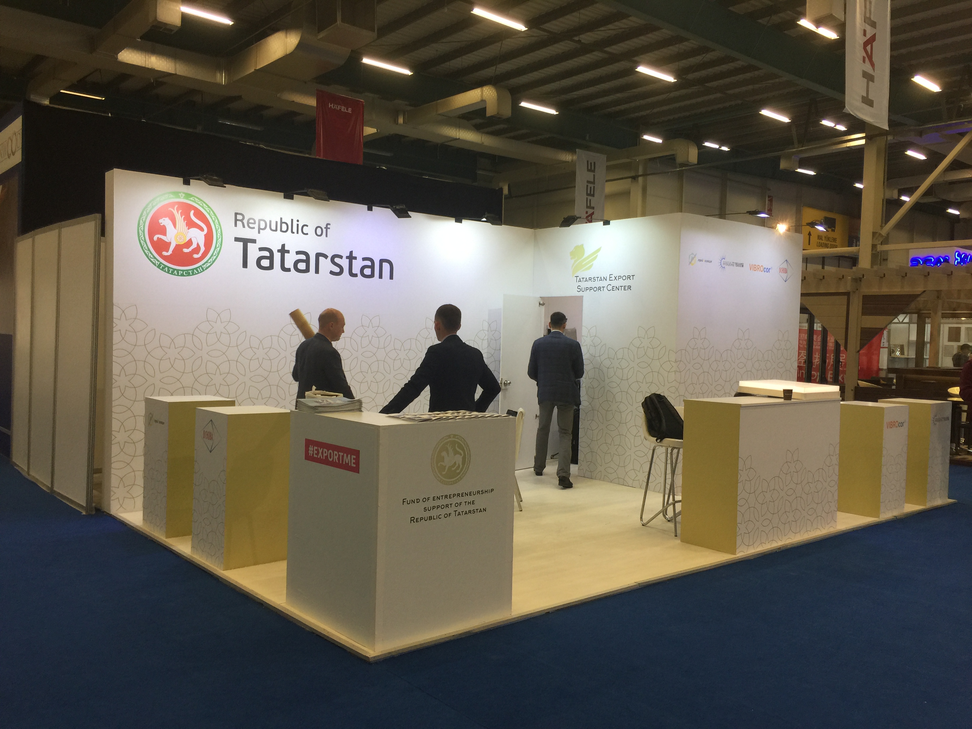 Özel Tasarım Üç Tarafı Açık Stant 01