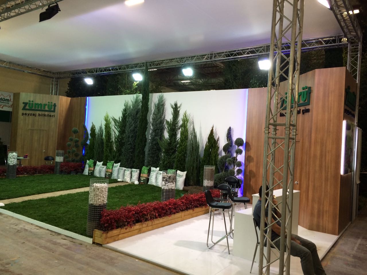 Özel Tasarım Üç Tarafı Açık Stant 01
